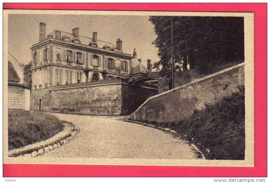 Carte Postale  62.  Montreuil-sur-Mer Parvis St-Firmin - Montreuil