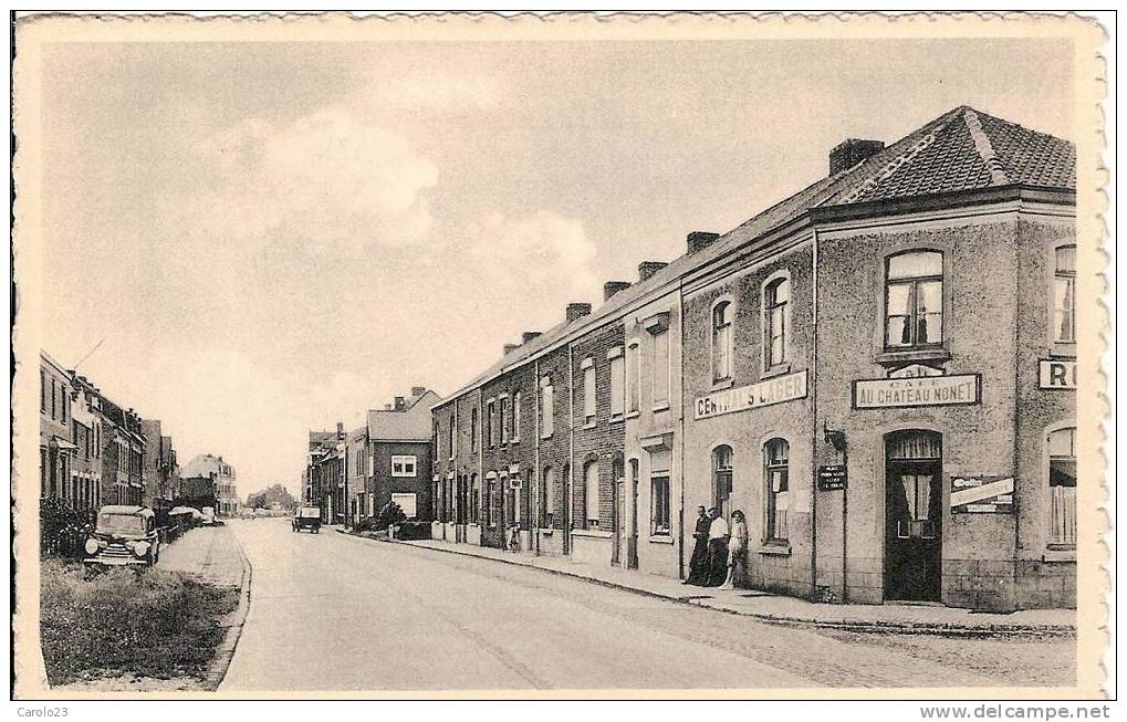 PLOEGSTEERT  :  RUE  D'  ARMENTIERES  AVEC OLDTIMERS , PERSONNES ET UN CAFE ( AU CHATEAU  NONET ) - Komen-Waasten