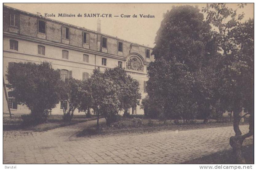 SAINT CYR - Ecole Militaire : Cour De Verdun - St. Cyr L'Ecole