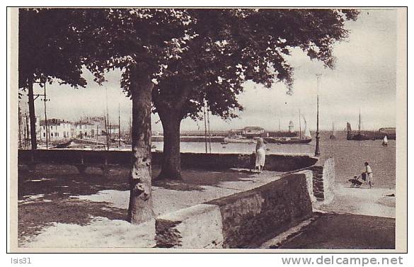 Ile D´Yeu - K462 - La Place De La Pilaye Et Le Port - Bon état - Ile D'Yeu