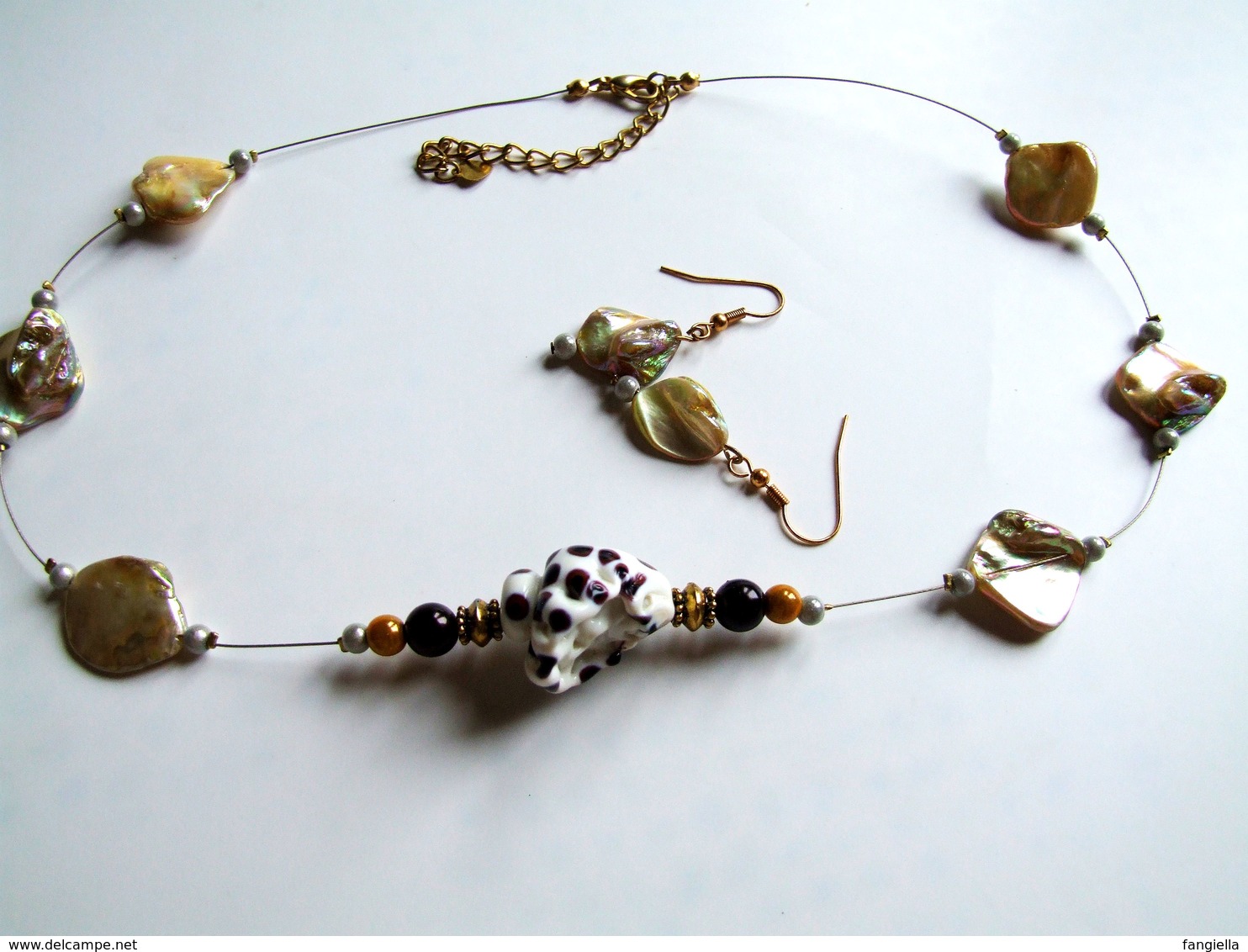 Parure Collier Et Ses Boucles D'oreilles Artisanales - Perle Unique En Verre, En Nacre, Laiton, Miracle - 50cm + Chaînet - Necklaces/Chains