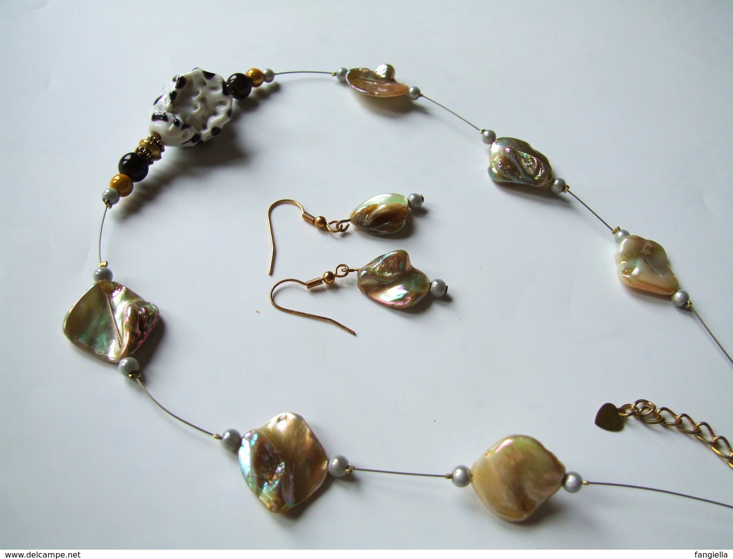 Parure collier et ses boucles d'oreilles artisanales - perle unique en verre, en nacre, laiton, miracle - 50cm + chaînet