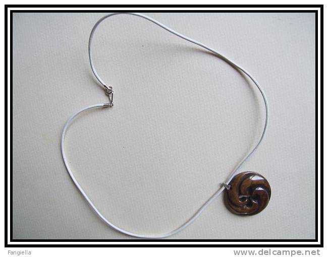 Collier - Pendentif Artisanal Du Népal En Os De Yack Sculpté 35mm Et Son Cordon De Cuir Blanc - 52cm - Halsketten