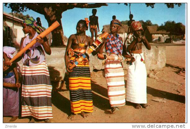 CARTE POSTALE D AFRIQUE - DANSE AU VILLAGE - PAS D INDICATION DE LIEU - Gabon