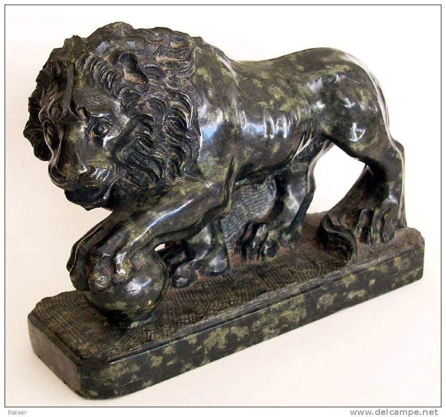 LEONE SCOLPITO IN PIETRA (MARMO NERO ?) - Lion In Black Stone - Altri & Non Classificati