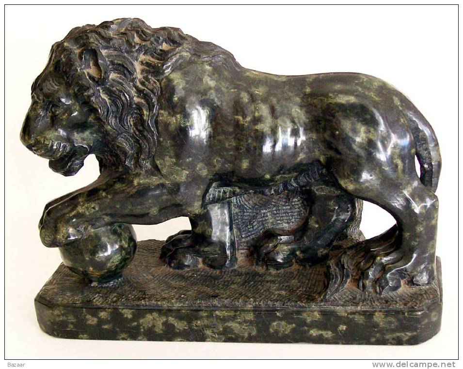 LEONE SCOLPITO IN PIETRA (MARMO NERO ?) - Lion In Black Stone - Altri & Non Classificati