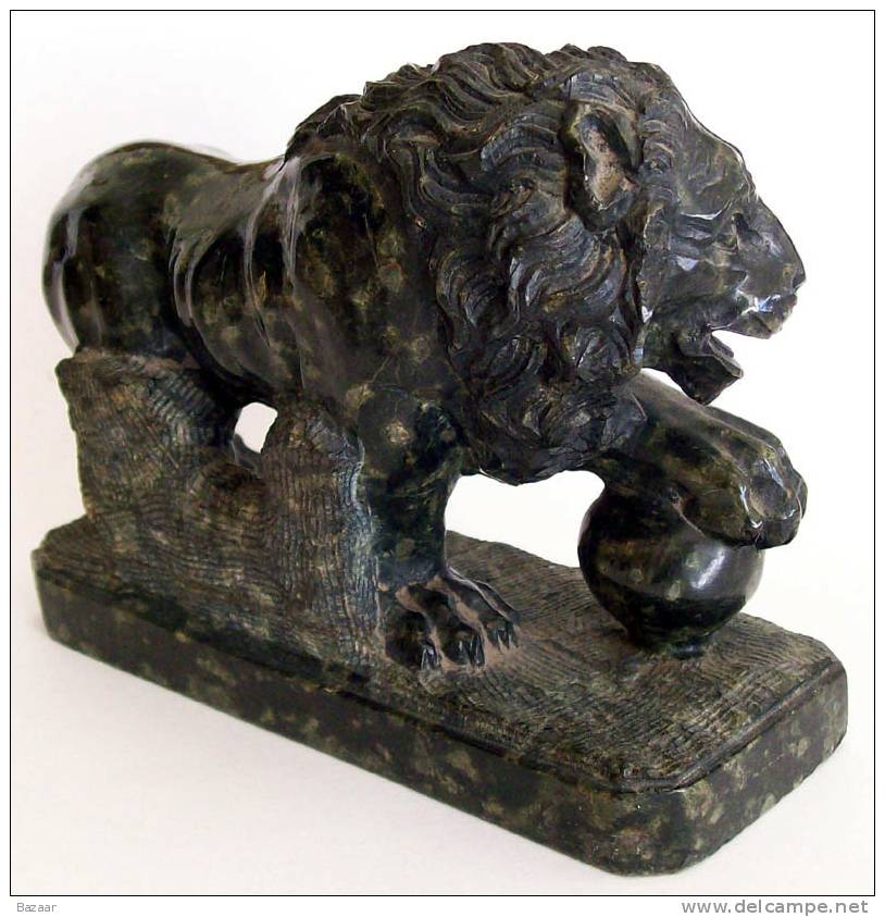 LEONE SCOLPITO IN PIETRA (MARMO NERO ?) - Lion In Black Stone - Altri & Non Classificati