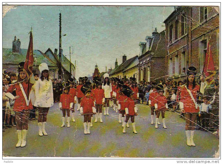 Carte Postale  80. St-Ouen De Picardie  Les Majorettes  Abimée - Saint Ouen