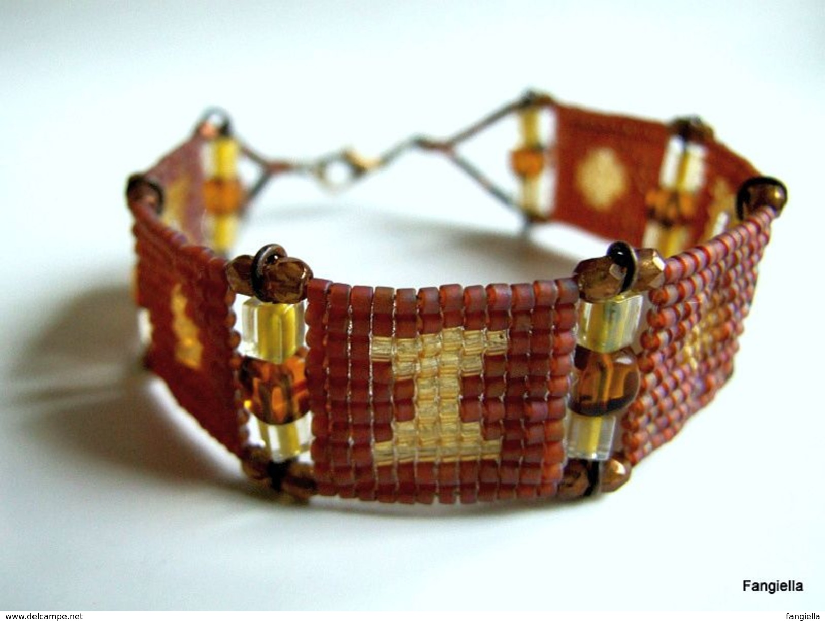 Bracelet Artisanal Lie De Vin Marron Jaune Tissé En Perles Miyuki Delica Et Cristal Tchèque - Armbänder