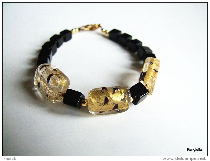 Bracelet Perles En Verre Artisanal Filées Au Chalumeau Sur Feuille D'or Et Cubes Tchèques Noirs. - Armbänder