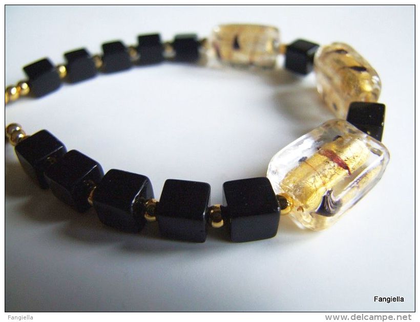 Bracelet Perles En Verre Artisanal Filées Au Chalumeau Sur Feuille D'or Et Cubes Tchèques Noirs. - Bracciali