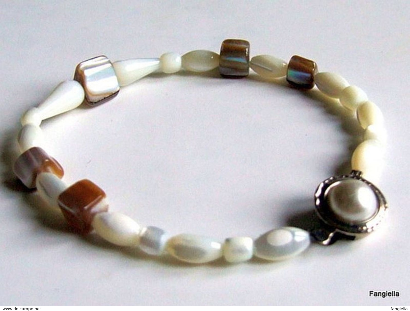 Bracelet En Perles De Nacre Différentes Pour Lui Donner Un Charme Fou - Bracciali