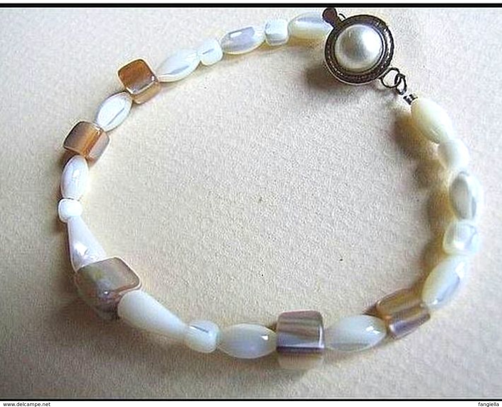 Bracelet En Perles De Nacre Différentes Pour Lui Donner Un Charme Fou - Bracelets