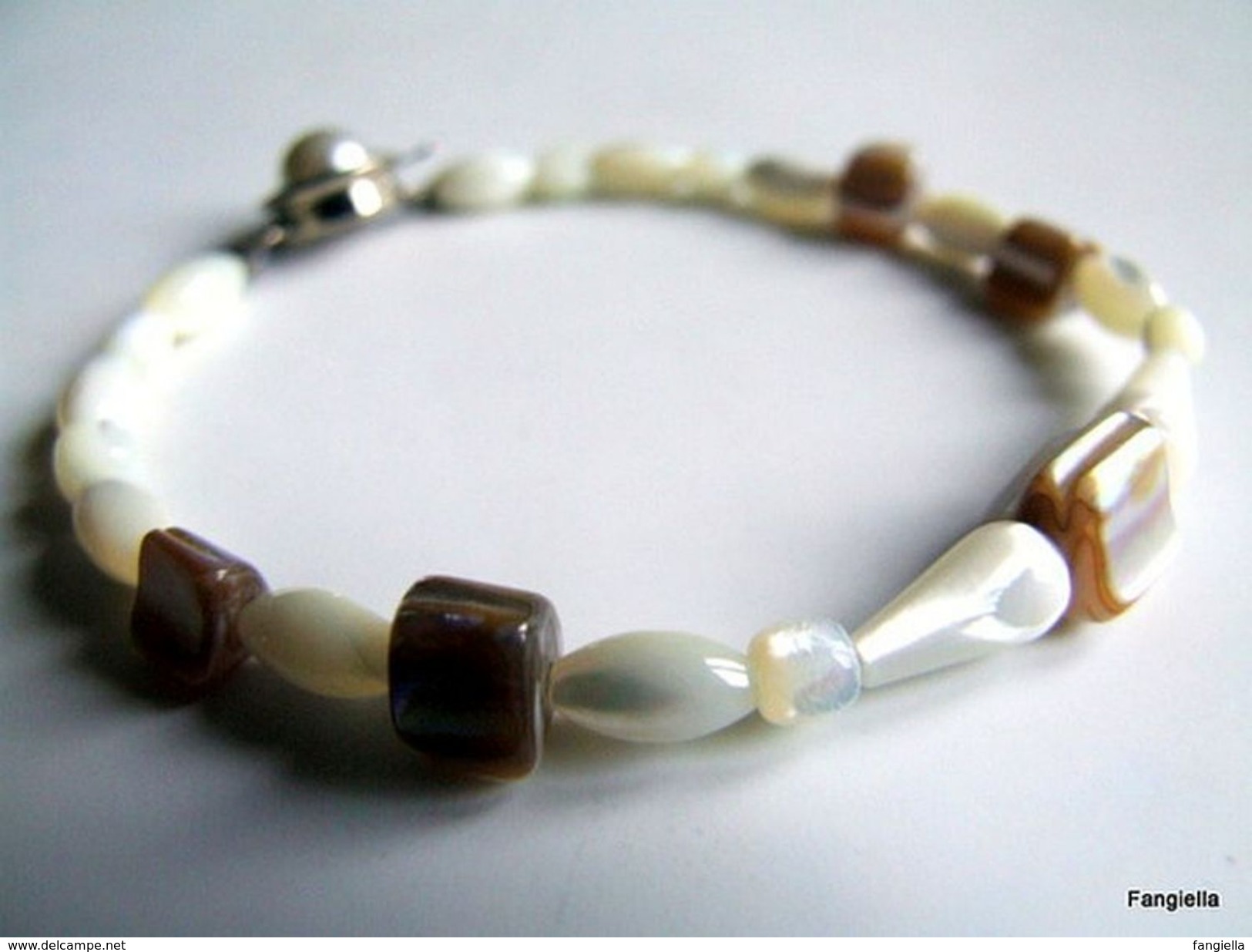 Bracelet En Perles De Nacre Différentes Pour Lui Donner Un Charme Fou - Armbänder
