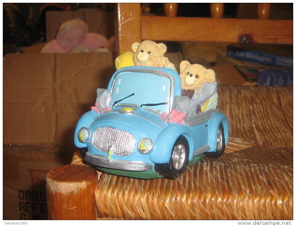 FIGURINE TIRELIRE OURS EN VOITURE EN RESINE A VOIR TRES SYMPA - Dieren