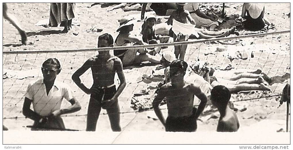 VAR / SAINT-RAPHAËL / VUE GENERALE SUR LES BAINS / 4 Joueurs ( Dont Un Qui Se Gratte ! ) Devant Un Filet De BEACH-VOLLEY - Voleibol