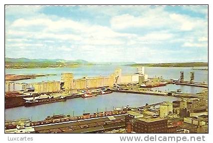 LE PORT DE QUEBEC ET LES SILOS A GRAIN - Québec - La Cité