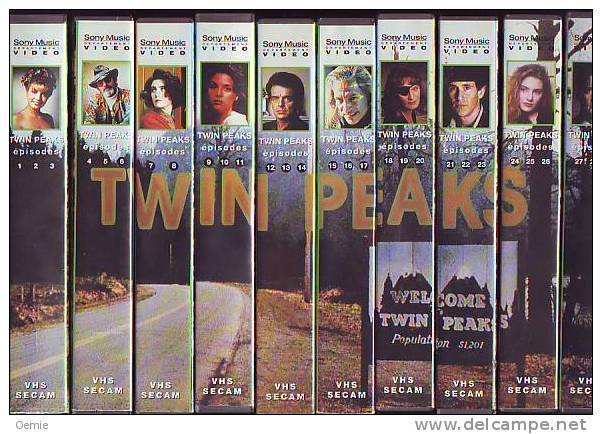 TWIN  PEAKS   °   DE DAVID  LINCH  /  SERIE  COMPLETTE   10  K7   /   13 HEURES  DE  FILM - Konvolute