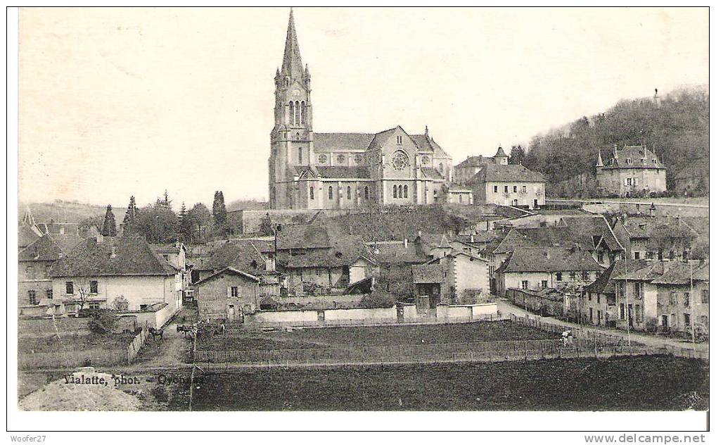 CPA   LA TOUR DU PIN Quartier De L'église - La Tour-du-Pin