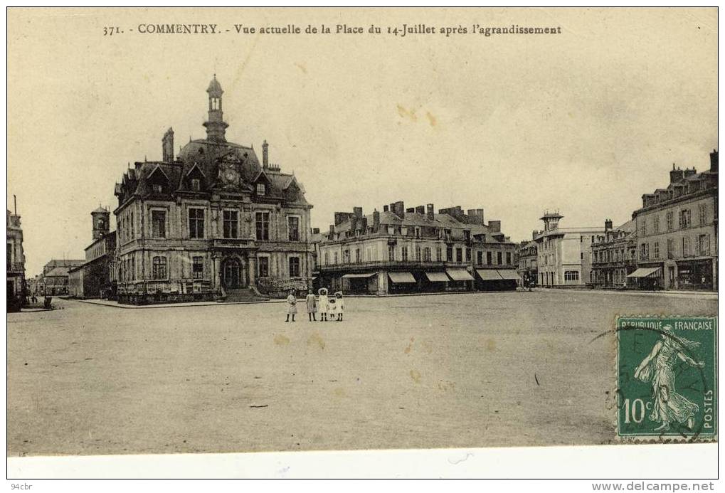 CPA (03)   COMMENTRY Vue Actuelle De La Place Du 14 Juillet - Commentry