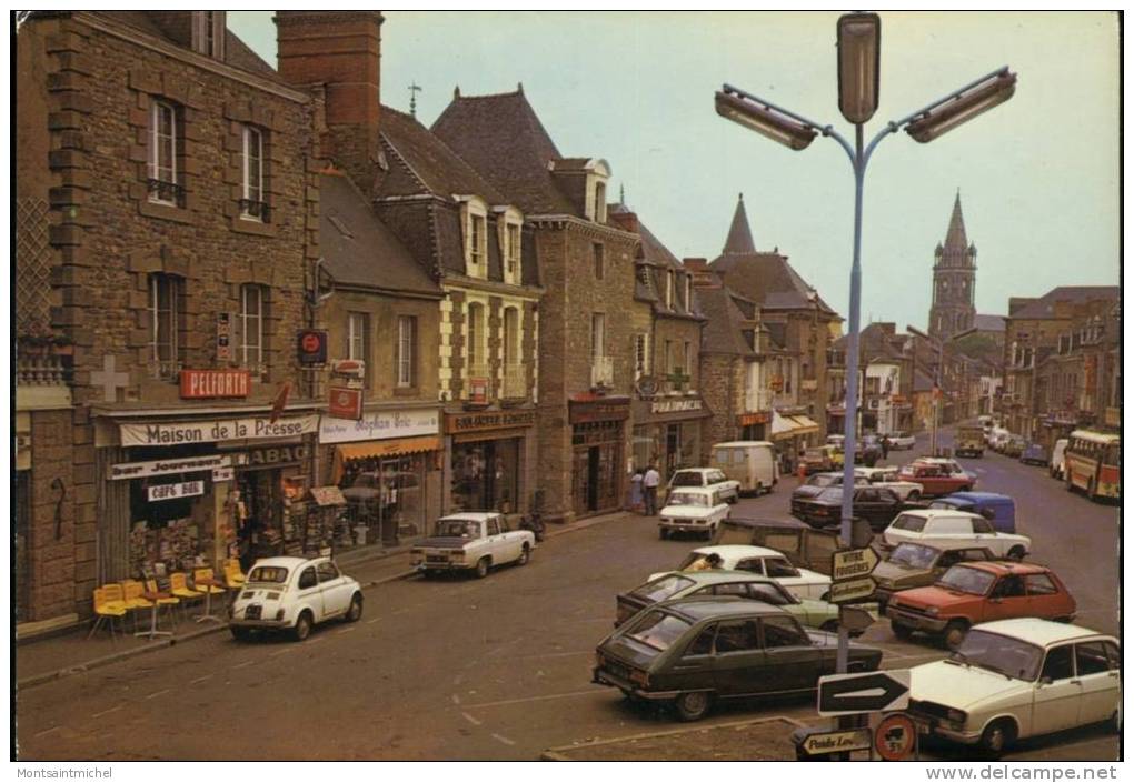 Combourg Ille Et Vilaine 35. La Place Albert Parent. Plan Animé De Vieilles Voitures (R16 - Fiat - 204 - R10) - Combourg