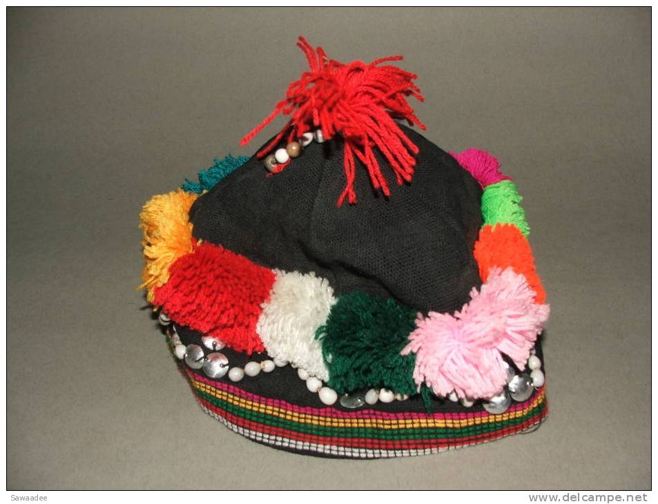 BONNET - COIFFE - ETHNIQUE - HMONG - LAOS - POMPON - Art Asiatique