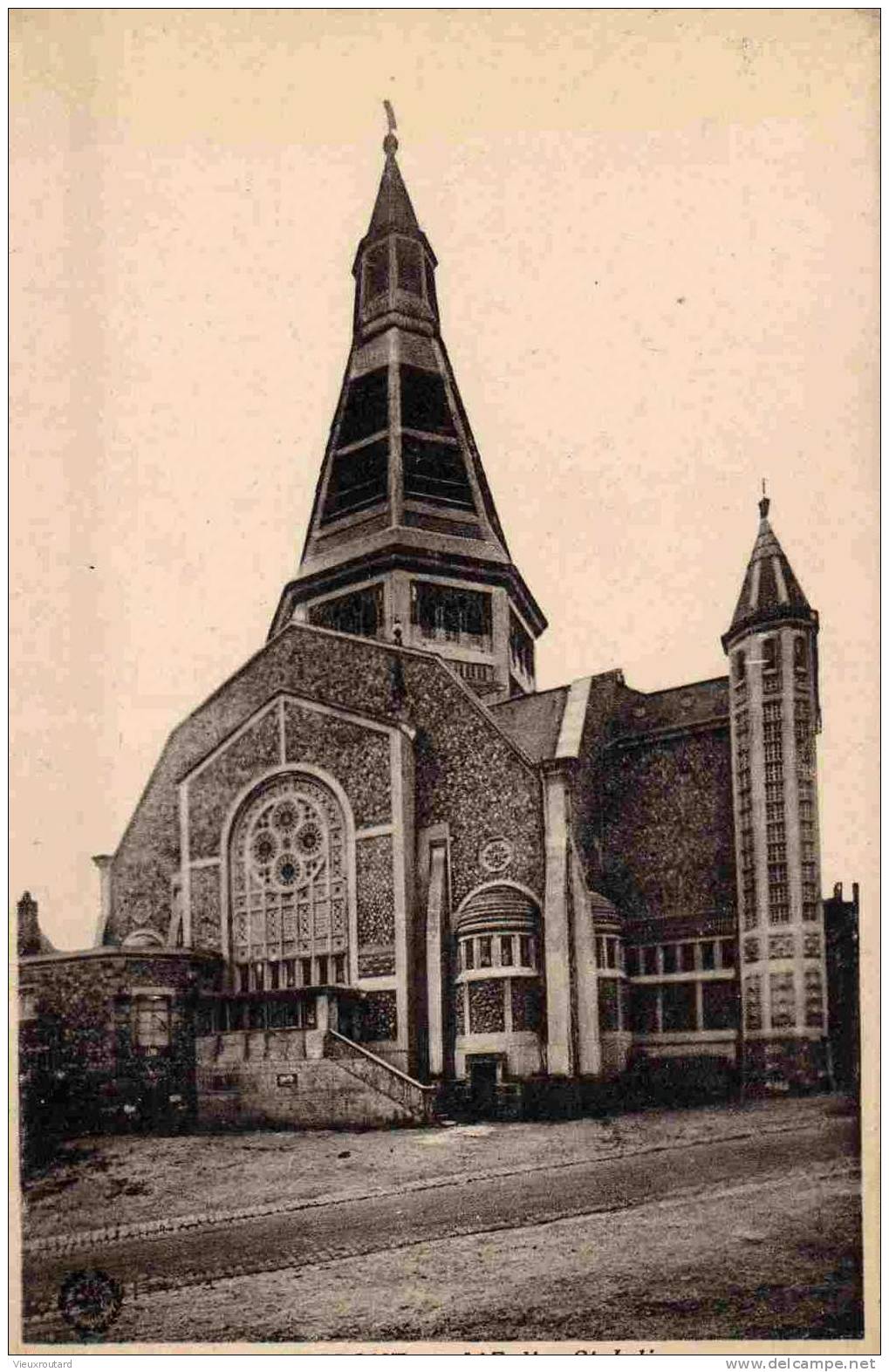 CPA. DOMFRONT. L´EGLISE ST JULIEN. - Domfront