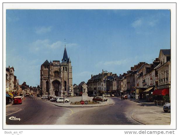 {50298} 27 Eure Le Neubourg , Le Centre ; Citroën "La Ruche" , Citroën Dyane Renault 4L , Station Total (à Droite) - Le Neubourg