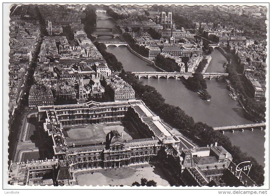 En Avion Sur Paris  7.512 Au Premier Plan, Le Palais Du Louvre. A Droite L´île De La Cité Et La Cathédrale Notre-Dame - Arrondissement: 01