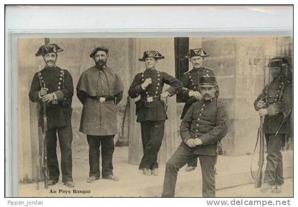 THEME DOUANE   (64) AU PAYS BASQUE   **Soldats,Gendarmes,Douaniers à La Frontière Espagnole** - Aduana