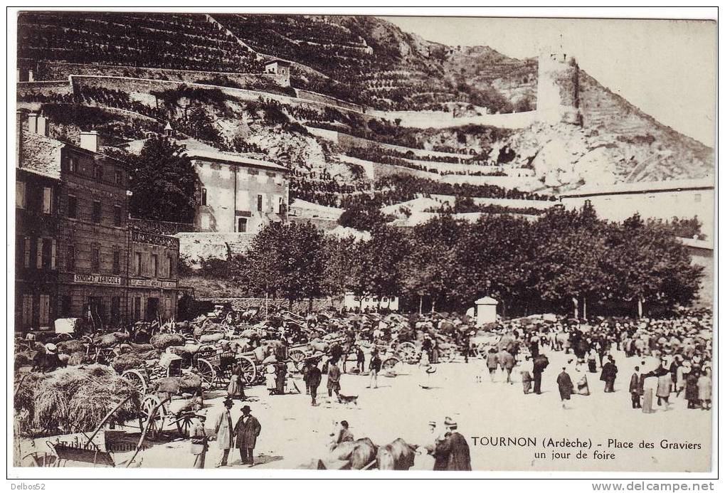 TOURNON - Place Des Graviers Un Jour De Foire - Tournon