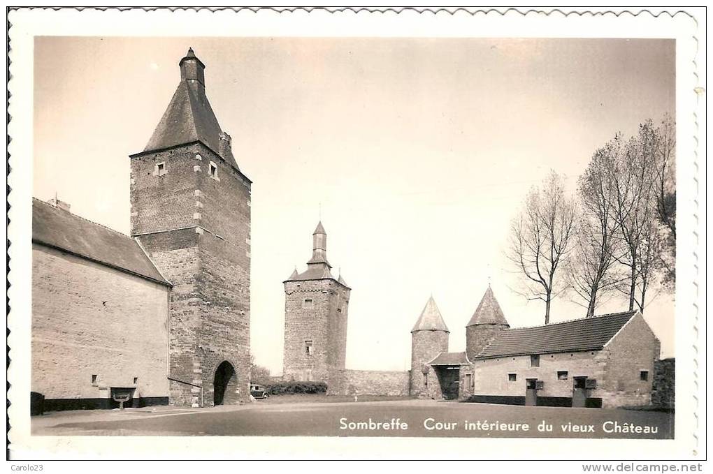 SOMBREFFE   : COUR  INTERIEURE  DU  VIEUX  CHATEAU - Sombreffe