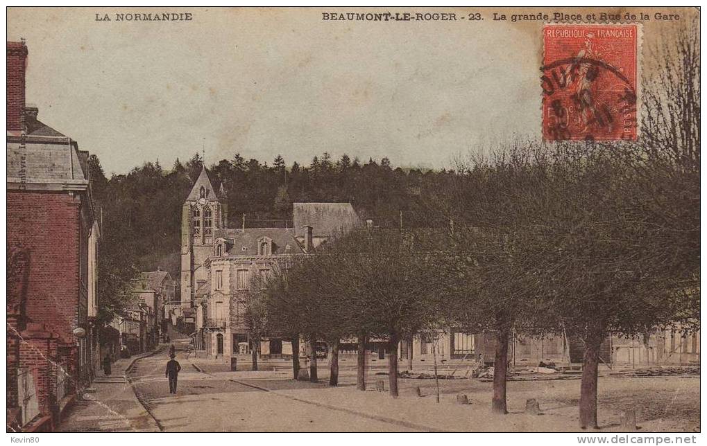 27 BEAUMONT LE ROGER La Grande Place Et Rue De La Gare Cpa Animée Colorisée - Beaumont-le-Roger