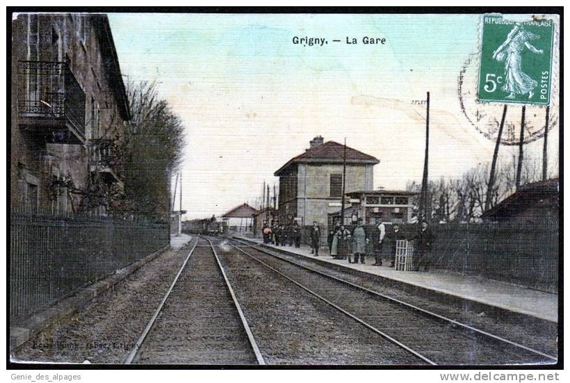 69  GRIGNY, Carte Toilée, La Gare, Arrivée Du Train, Animée, Voyagé, Carte Un Peu Sale. - Grigny
