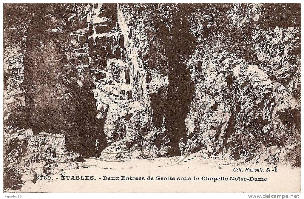 22 - Etables - Deux Entrées De Grotte Sous La Chapelle Notre-Dame - Etables-sur-Mer