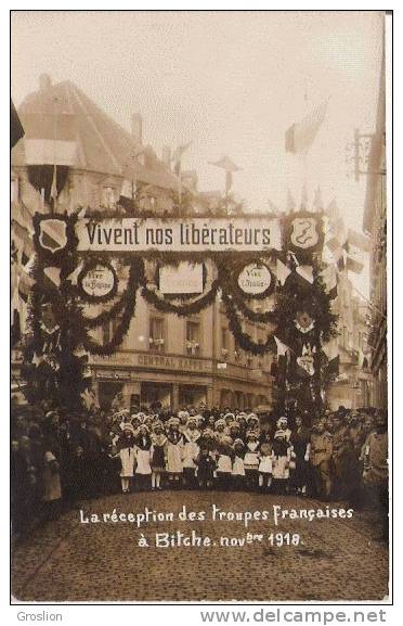 BITCHE (57) CP PHOTO 1918 LA RECEPTION DES TRROUPES FRANCAISES (2) DEVANT CENTRAL KAFFE - Boulay Moselle