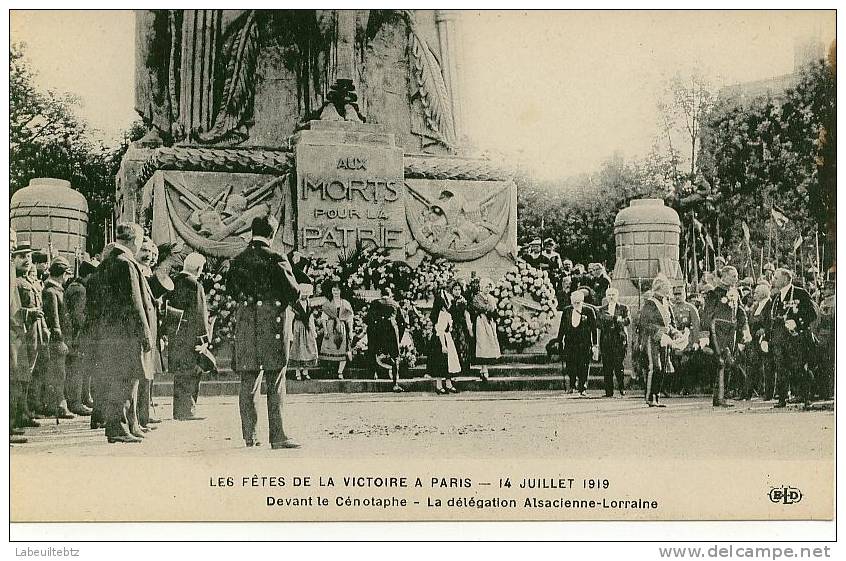 Les Fêtes De La Victoire à PARIS - 14 JUILLET 1919 - La Délégation Alsacienne Lorraine - Devant Le Cénotaphe - Oorlog 1914-18