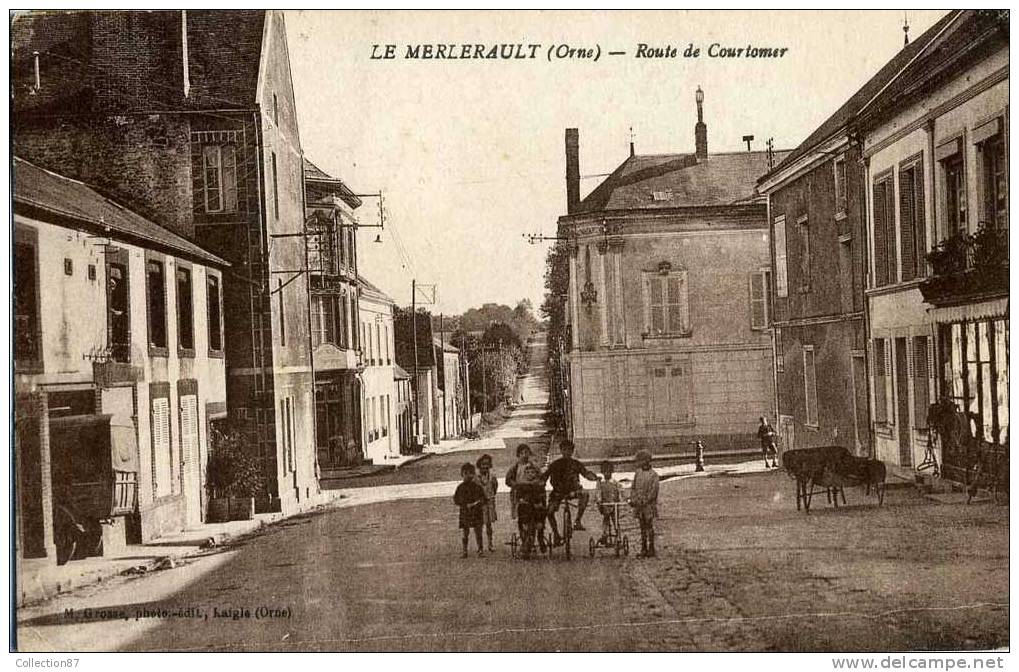 61 - ORNE - LE MERLERAULT - ROUTE De COURTOMER - ENFANT Sur Leur VELO Et TRICYCLES - Le Merlerault