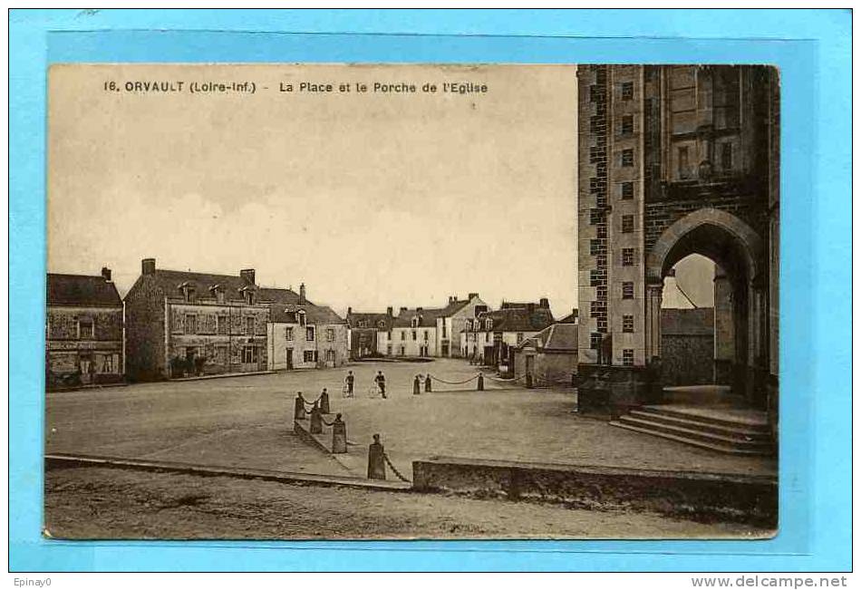 B - 44 - ORVAULT - La Place Et Le Porche De L'église - Orvault