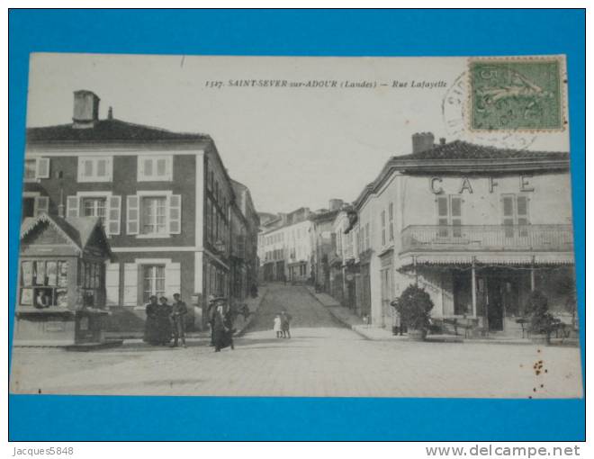 40) Saint Sever Sur L´adour - N° 1327 - Le Kiosque à Journeaux - Le Café Et Rue Lafayette   - Année 1920 - EDIT Gautreau - Saint Sever