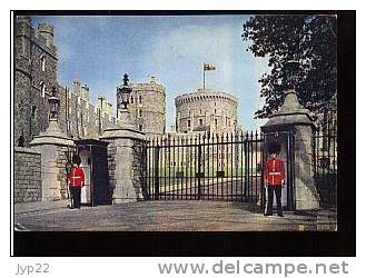 Jolie CP Angleterre Sentries At The Gates Of Windsor Castle - Soldats Sentinelles Devant Le Château - A Circulée - Windsor Castle