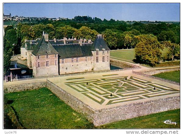 CARROUGES - Vue Aérienne Sur Le Château Et Ses Jardins - Carrouges