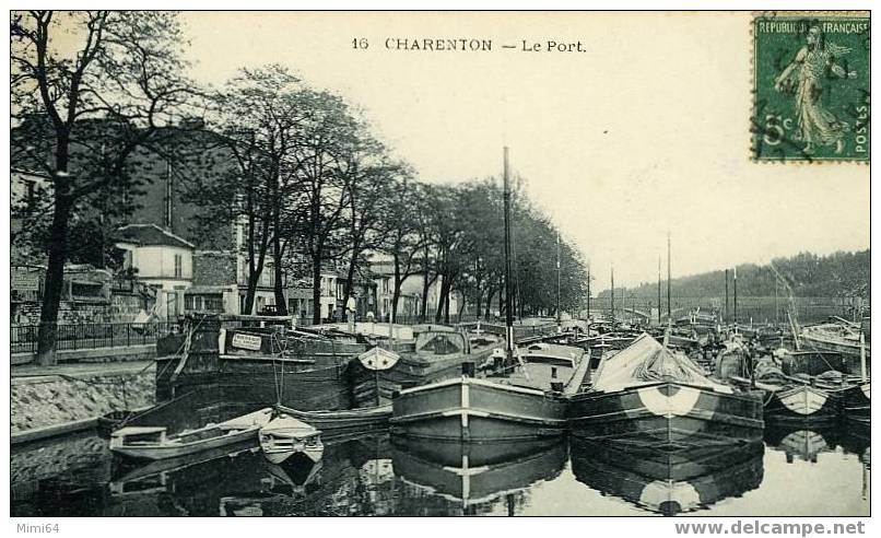 94--CHARENTON-- LE PORT AVEC DES PENICHES EN GROS PLAN - - Charenton Le Pont