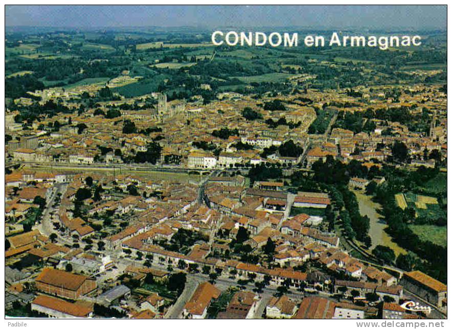 Carte Postale  32.  Condom-en-Armagnac  Vue D'avion    Trés Beau Plan - Condom