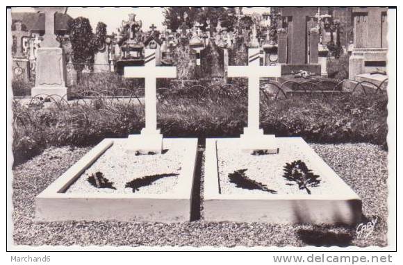 MOUILLERON EN PAREDS . LE CIMETIERE LES 2 TOMBES CELLE DU MARECHAL DE LATTRE DE TASSIGNY ET CELLE  DE SON FILS LE LIEUTE - Mouilleron En Pareds