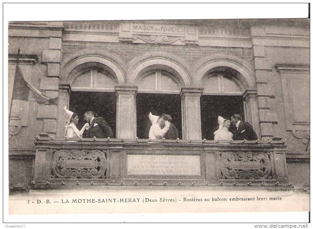 79 - LA MOTHE-SAINT-HERAY -  Rosières Au Balcon Embrassant Leurs Maris - La Mothe Saint Heray