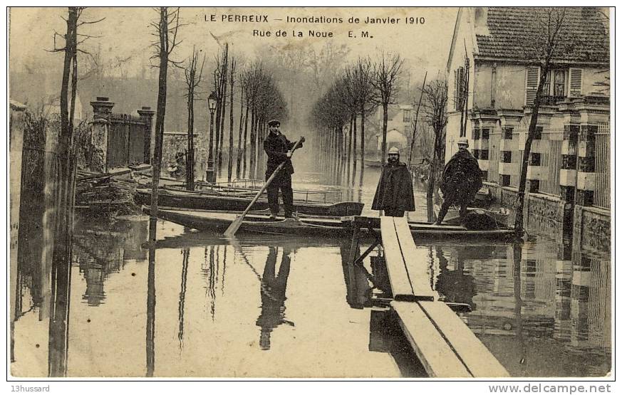 Carte Postale Ancienne Le Perreux - Inondations, Rue De La Noue - Sapeurs Pompiers, Passerelle, Barque. - Le Perreux Sur Marne