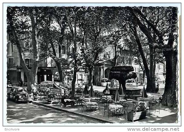 Cpsm SALON DE PROVENCE Place Crousillat Et Fontaine Moussue Superbe Terrasse ON Y PRENDRAIT BIEN UN VERRE - Seat 6112 - Salon De Provence