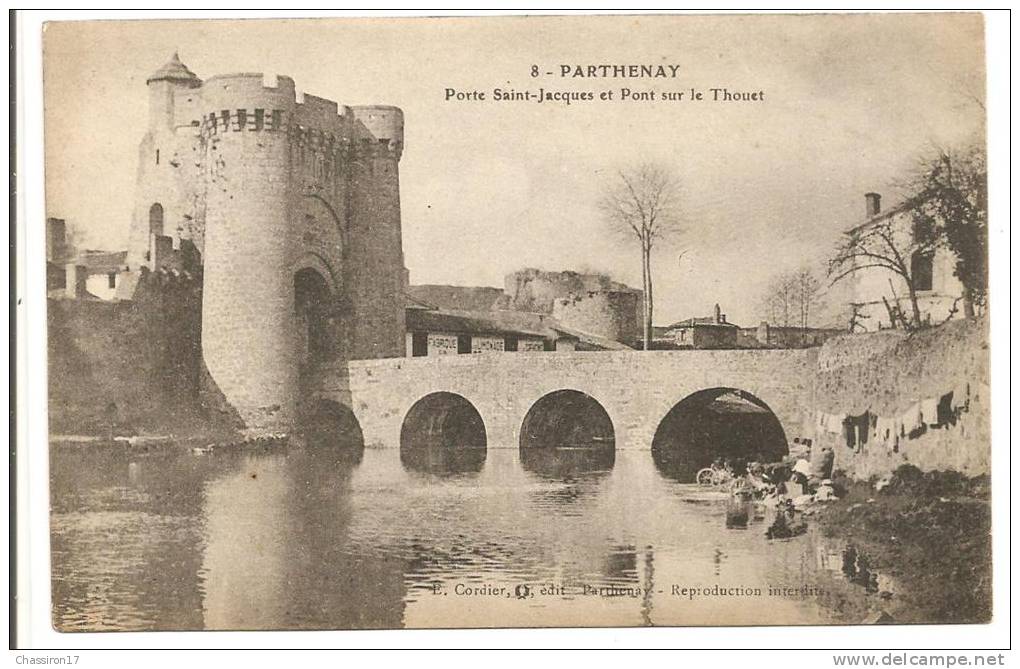 79 -   PARTHENAY - Porte Saint-Jacques Et Pont Sur Le Thouet - Les Laveuses Au Travail - Parthenay