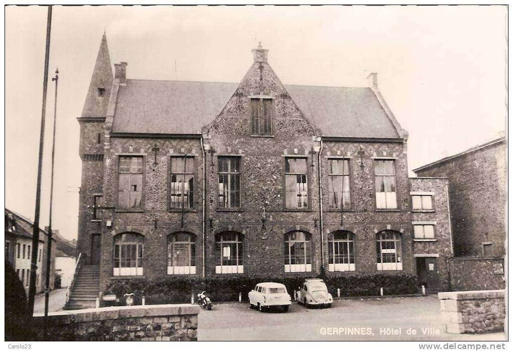 GERPINNES  :  HOTEL  DE  VILLE  AVEC  OLDTIMERS - Gerpinnes